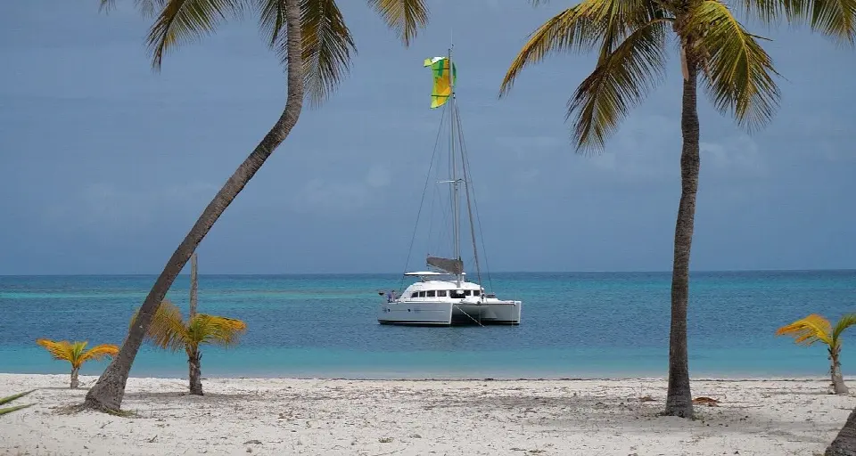 Le catamaran CARA au mouillage